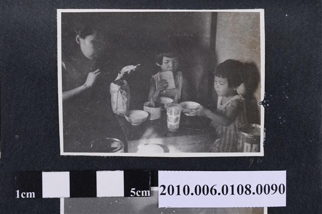 曹恕妻兒用餐剪影 (共2張)