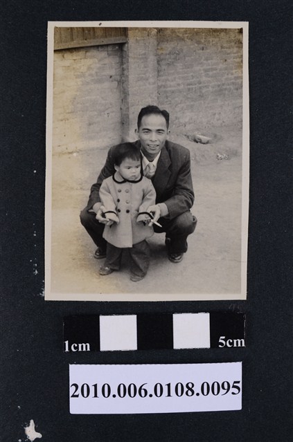1957年元旦曹恕與兒童合照 (共2張)