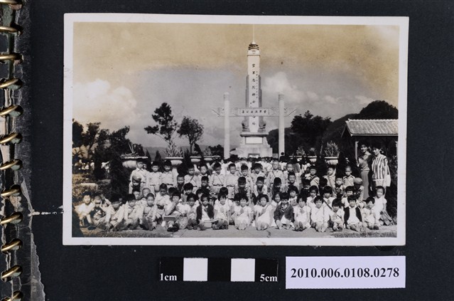 空軍烈士公墓前團體合照 (共1張)