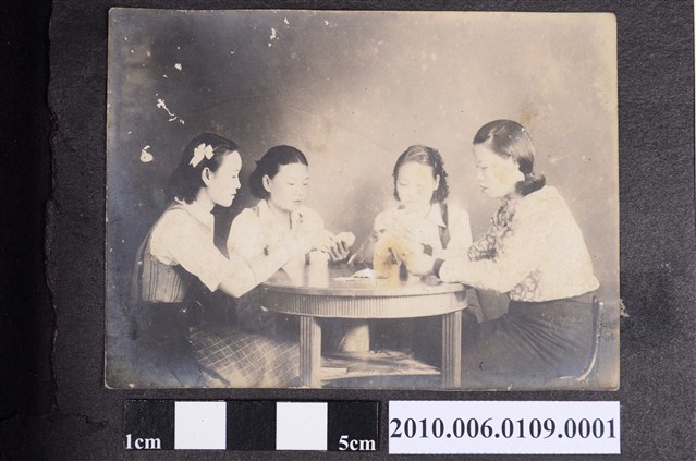 四人打牌剪影 (共1張)