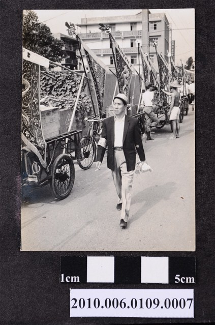 男子行進剪影 (共1張)