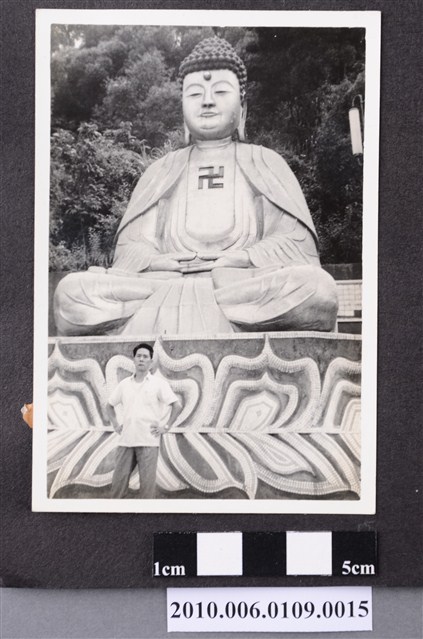 男子於大佛前獨照 (共1張)