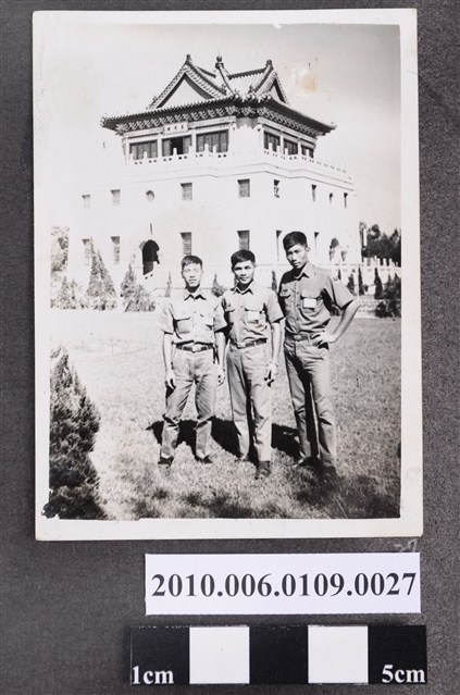 三人於莒光樓前合照 (共1張)