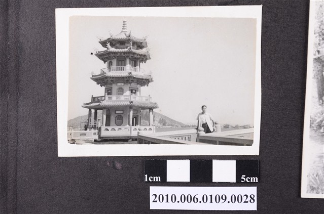 男子於春秋閣前獨照 (共1張)