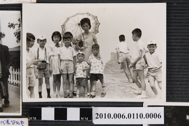 玉滿母子與學童合照 (共1張)