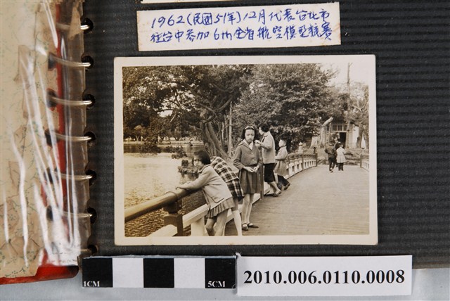 學童於橋上剪影 (共1張)