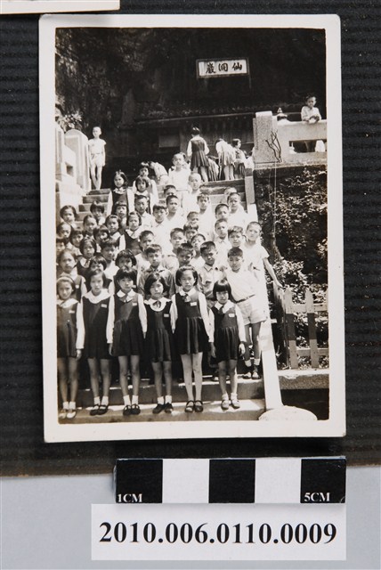 學童於仙洞巖合照 (共1張)