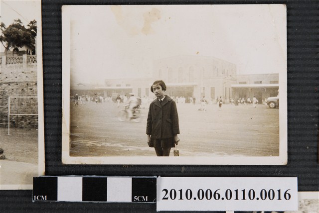 劉美玉於嘉義火車站前獨照 (共1張)