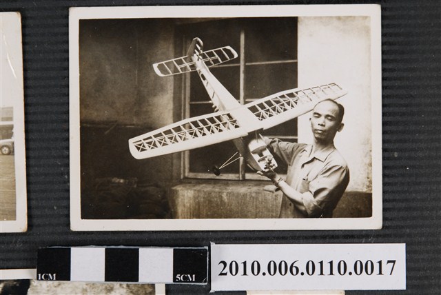 曹恕與日本東京cessna 18D模型飛機 (共1張)