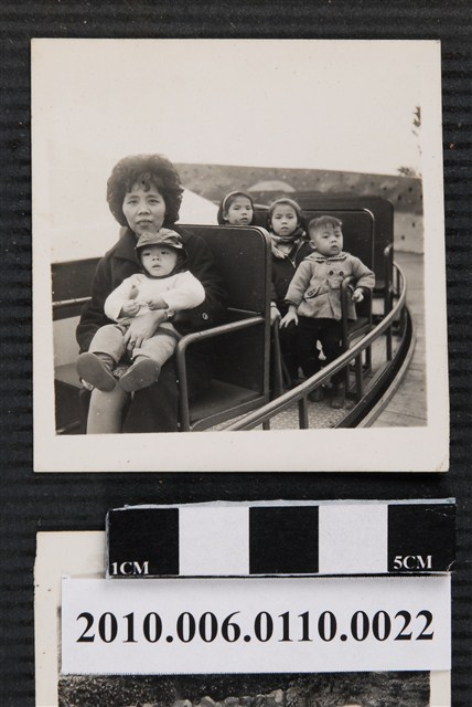 曹恕妻兒於圓山兒童樂園合照 (共1張)