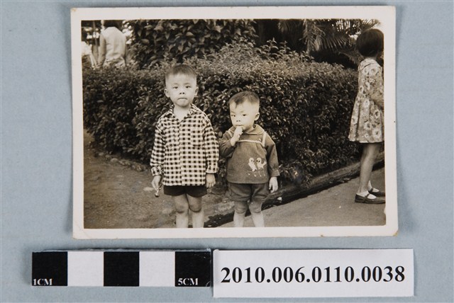 兄弟於圓山兒童樂園合照 (共2張)