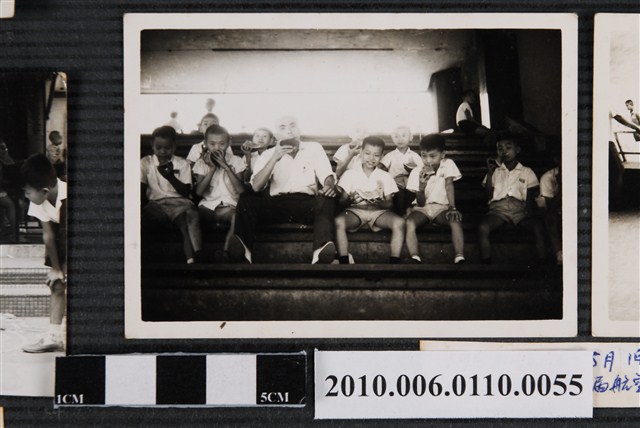 曹恕與學生吃西瓜照 (共1張)