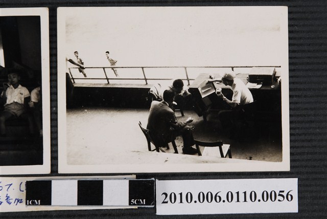 曹恕與同事討論剪影 (共1張)