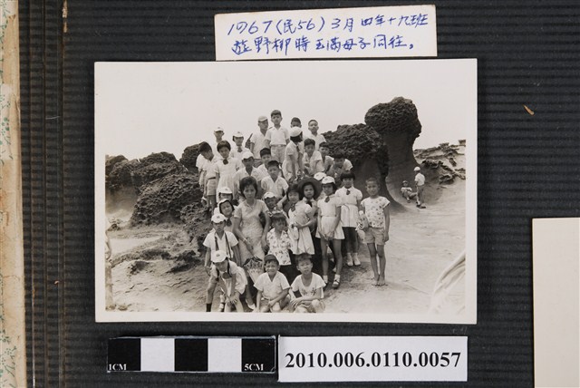 玉滿母子與四年十九班於野柳合照 (共1張)