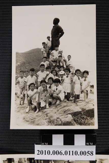 四年十九班於野柳林添禎銅像合照 (共1張)