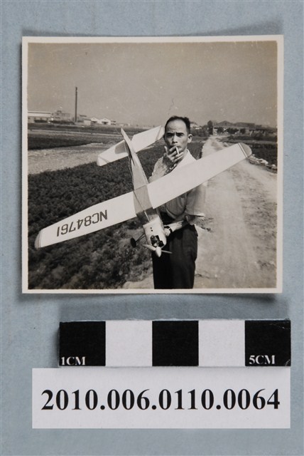 曹恕於台北郊外後埔菜園試飛模行飛機照 (共2張)