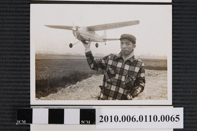 男子與模型飛機 (共1張)