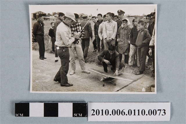 曹恕操控模型飛機照 (共2張)