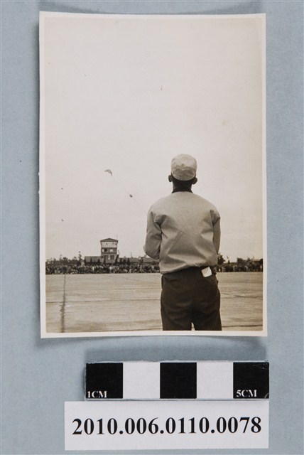 曹恕背影照 (共2張)