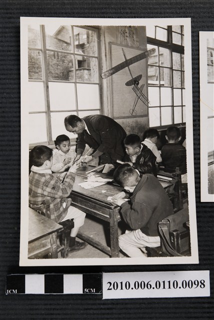 曹恕指導三年十八班學童模型機的製作剪影 (共1張)