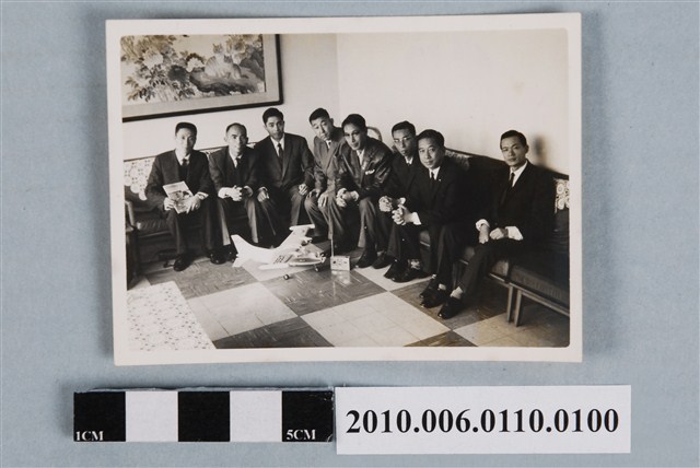 曹恕等八人於新光保險公司辦公室合照 (共3張)