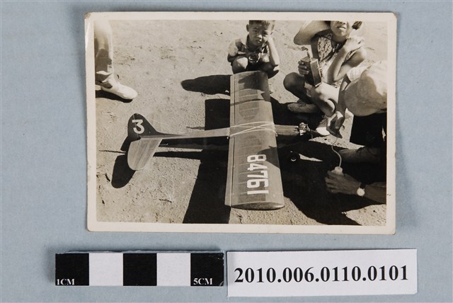 曹恕調整模型飛機照 (共2張)