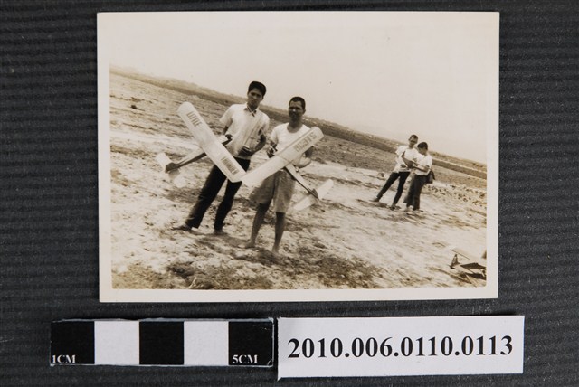 男子與模型飛機 (共1張)