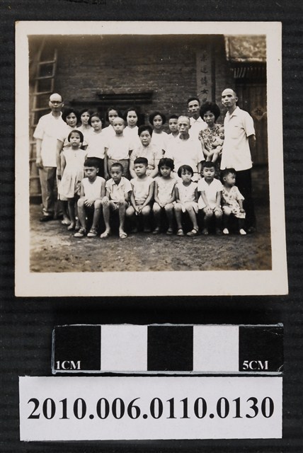 曹恕與學生合照 (共1張)