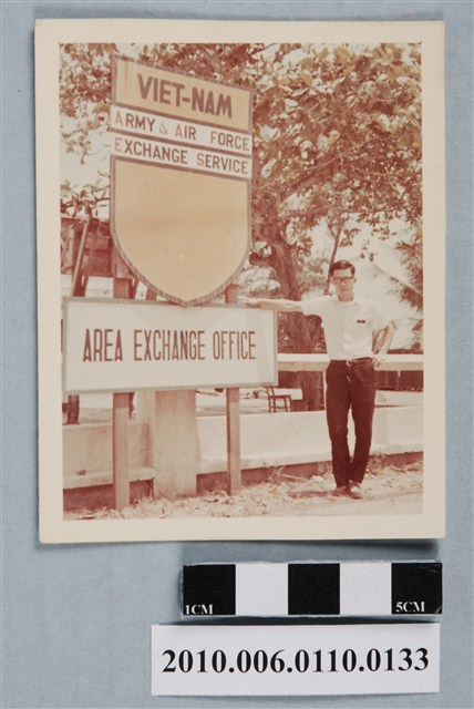 男子於越南芽莊PX外門獨照 (共2張)