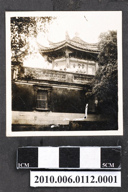 8名男子與2名女童合影 (共1張)