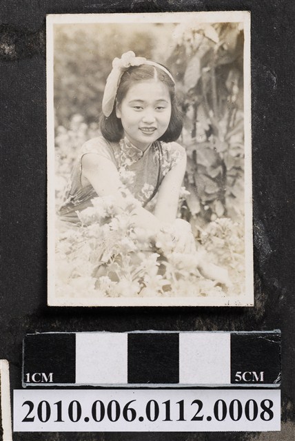 身穿旗袍之女子獨照 (共1張)