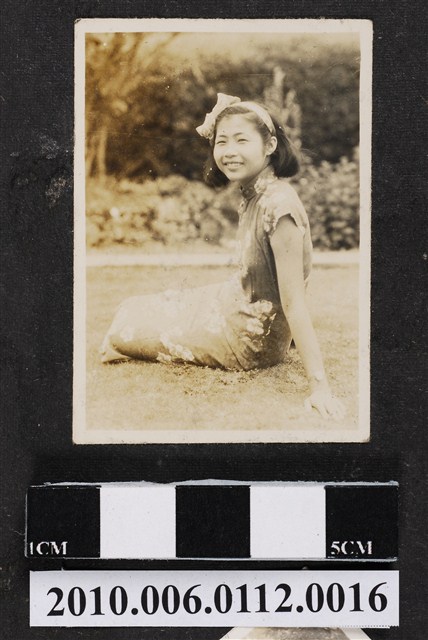 身穿旗袍之女子獨照 (共1張)