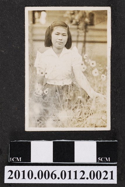 身著襯衫之女子獨照 (共1張)