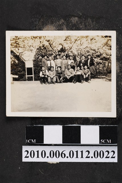 14名男子合影 (共1張)