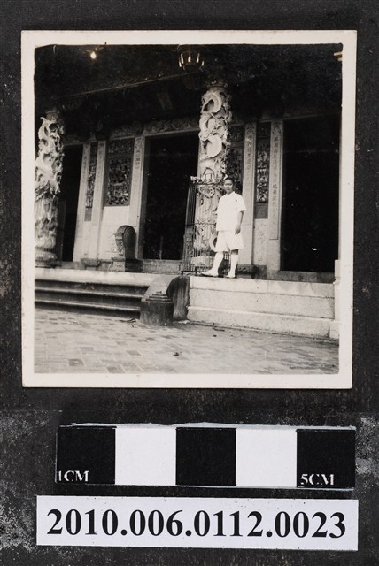 男子於廟前獨照 (共1張)