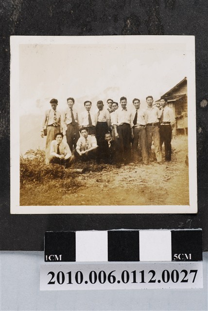 13名男子合影 (共1張)