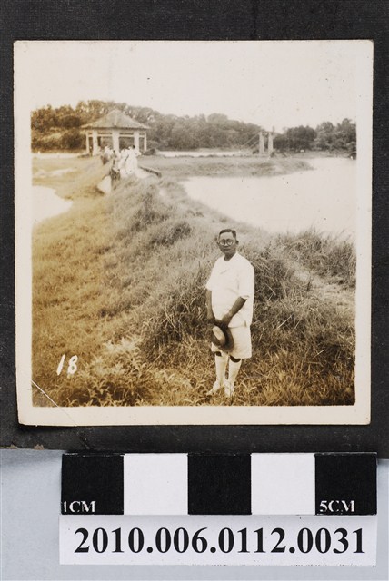 戴眼鏡之男子獨照 (共1張)