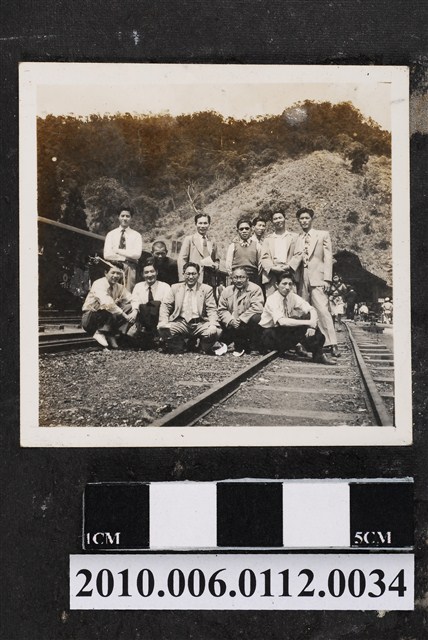 12名男子合影 (共1張)