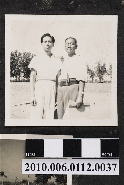 2名男子於戶外合影 (共1張)