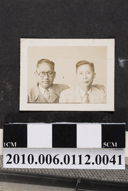 2名身著西裝之男子合影 (共1張)