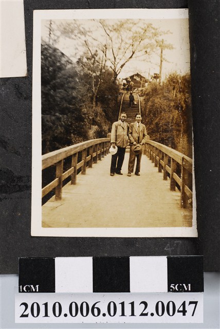 2名男子於橋上合影 (共1張)