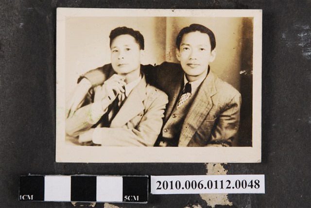 2名身著西裝之男子合影 (共1張)