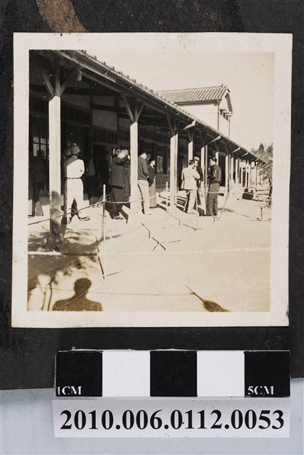 建物前人群剪影 (共1張)