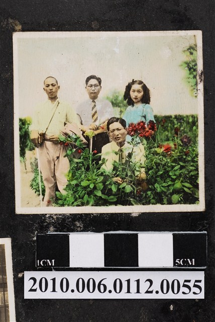 3男1女於戶外合影 (共1張)