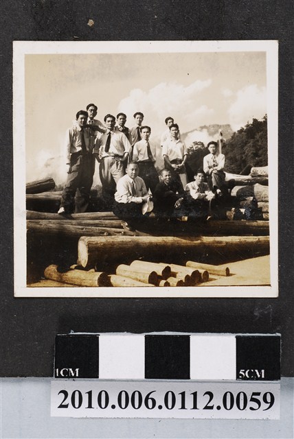 12名男子合影 (共1張)