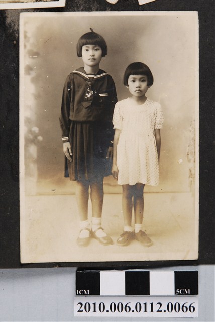 2名身著裙裝之女童合影 (共1張)