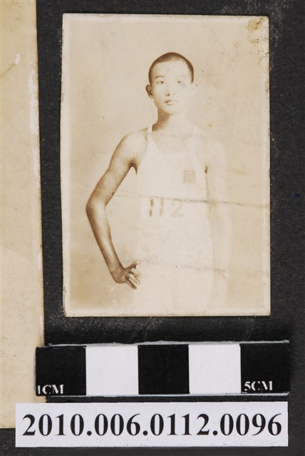 身著背心之男子獨照 (共1張)