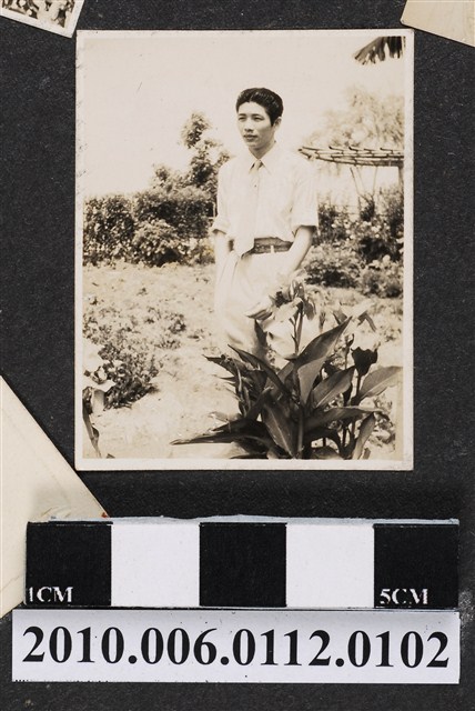 身著襯衫之男子側拍獨照 (共1張)