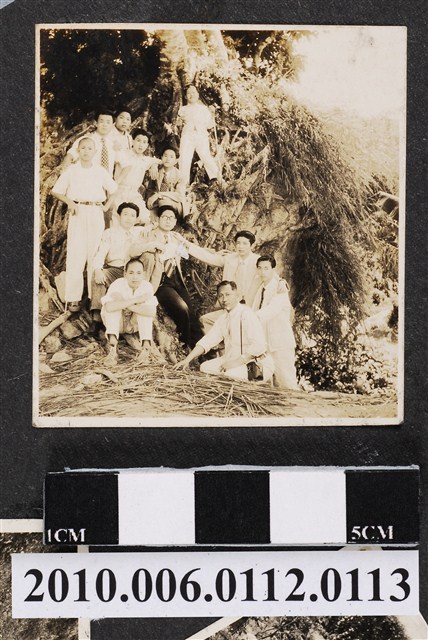 12名男子合照 (共1張)