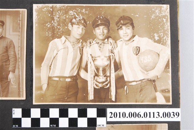 臺南長老教中學校參加第三屆全島足球大賽優勝紀念照 (共1張)